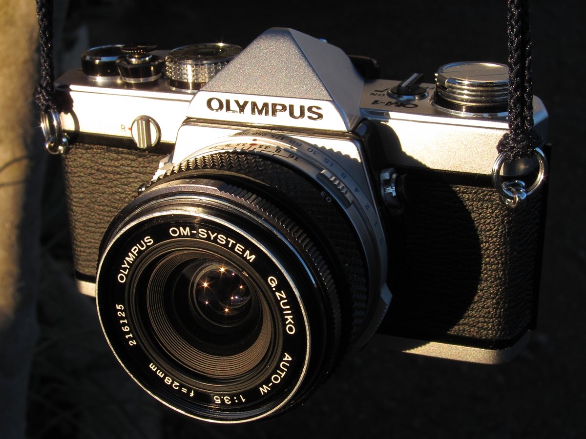 m_takeki's tweet photo. OM-1 直しました、何台目だろう。
最終型なのかOM-1nと基盤が似ていました。
プリズムの腐食が点で出ていて何時もとは違う感じです、交換してプリズムの在庫が無くなりました。巻き上げのダンパーゴムも溶けていたので交換、ギアの清掃・注油、モルト交換で終了。 https://t.co/QhJ3QSAA3X