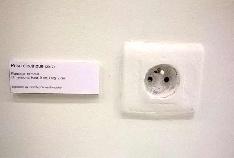 Ahaah ah, Ah ah ah !
Qu'est ce que ça me fait marrer !!
Au Centre Pompidou, un type s'était amusé à poser des cartels à côté des équipements.
.
Les personnels ne savaient plus quoi retirer ou garder.