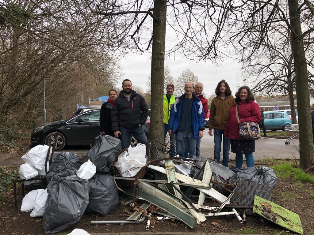 CavershamTidy's tweet image. First 2023 litter pick &amp;amp; our team was extra determined, clearing 15 small &amp;amp; 15 mega bags of rubbish from Coal Woodland. Items included bike frame, wok, clothes, chair and toothbrushes (plus pregnancy test). Fly tipping was reported. 
#trashtag #keepcavershamtidy #rg4