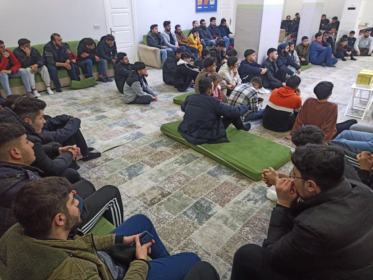 PsEsenyurt's tweet photo. Her hafta cumartesi günleri  gençlik buluşmasında genç kardeşlerimizle bir araya geliyoruz. Bu hafta öğrenci kardeşlerimize çiğköfte ikramında bulunduk. 

Gelecek hafta sizi de bekleriz. https://t.co/pxB89Hrs3G
