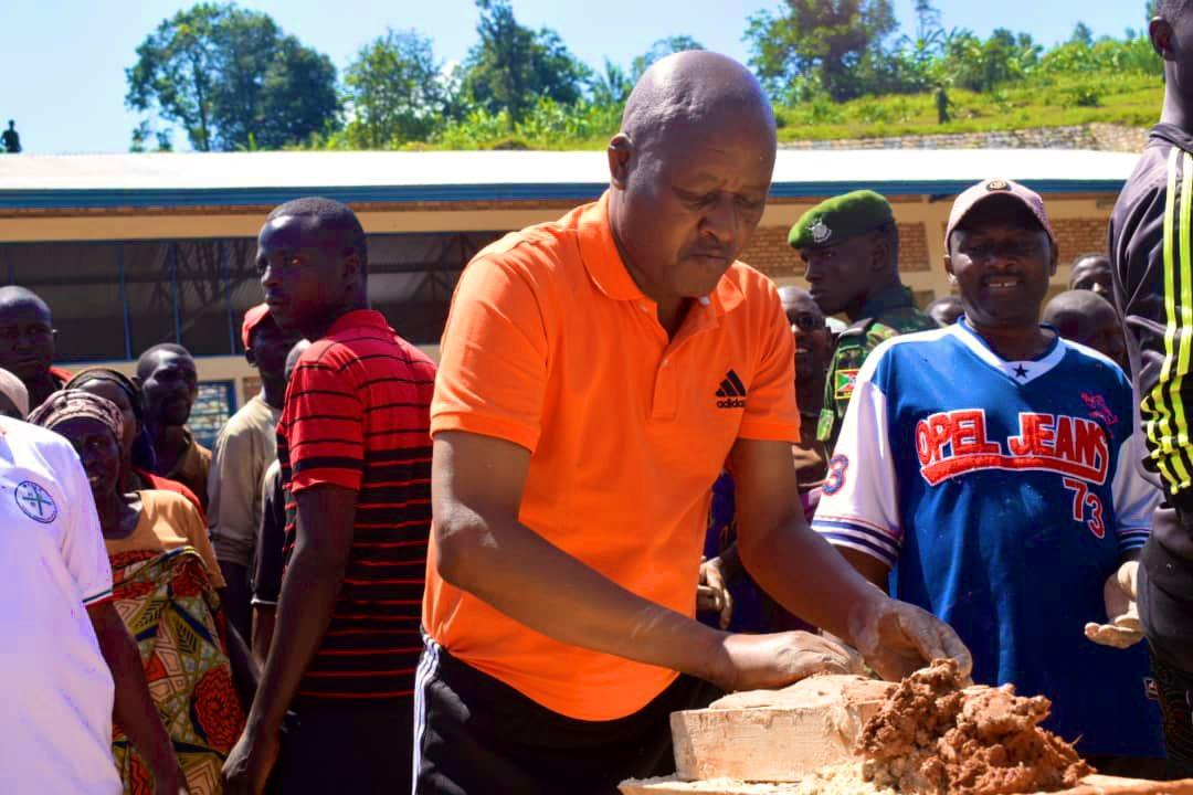 KwaNtare's tweet photo. #Burundi Kuri uyu wa 28 nzero, Icegera c'Umukuru w'Igihugu Nyakwubahwa Prosper #Bazombanza yarifadikanije n'abenegihugu bo mu @KayanzaProvince, mu bikorwa vyo gufyatura amatafari ahagiye kwubakwa Ishure Kaminuza ry'ubuhinga rya #Kayanza, ku mutumba #Ruganza muri komine Kayanza https://t.co/XXvSdWtF70