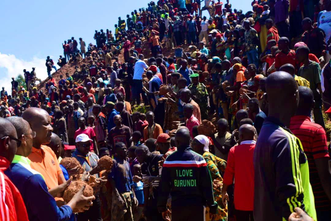 KwaNtare's tweet photo. #Burundi Kuri uyu wa 28 nzero, Icegera c'Umukuru w'Igihugu Nyakwubahwa Prosper #Bazombanza yarifadikanije n'abenegihugu bo mu @KayanzaProvince, mu bikorwa vyo gufyatura amatafari ahagiye kwubakwa Ishure Kaminuza ry'ubuhinga rya #Kayanza, ku mutumba #Ruganza muri komine Kayanza https://t.co/XXvSdWtF70