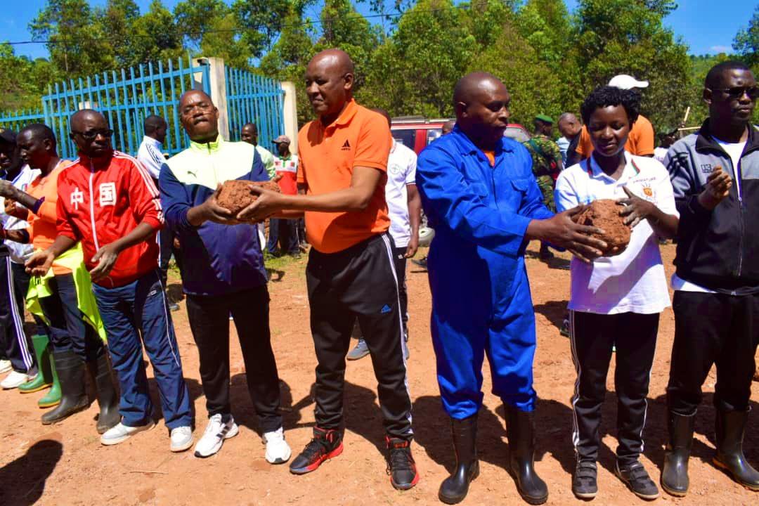 KwaNtare's tweet photo. #Burundi Kuri uyu wa 28 nzero, Icegera c'Umukuru w'Igihugu Nyakwubahwa Prosper #Bazombanza yarifadikanije n'abenegihugu bo mu @KayanzaProvince, mu bikorwa vyo gufyatura amatafari ahagiye kwubakwa Ishure Kaminuza ry'ubuhinga rya #Kayanza, ku mutumba #Ruganza muri komine Kayanza https://t.co/XXvSdWtF70