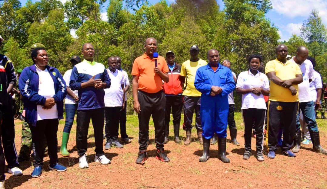 KwaNtare's tweet photo. #Burundi Kuri uyu wa 28 nzero, Icegera c'Umukuru w'Igihugu Nyakwubahwa Prosper #Bazombanza yarifadikanije n'abenegihugu bo mu @KayanzaProvince, mu bikorwa vyo gufyatura amatafari ahagiye kwubakwa Ishure Kaminuza ry'ubuhinga rya #Kayanza, ku mutumba #Ruganza muri komine Kayanza https://t.co/XXvSdWtF70