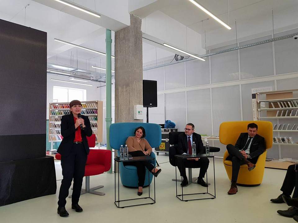B_Transilvania's tweet photo. Acum 5️⃣ ani lansam #BTPay, aplicația care a dat startul plăților cu telefonul în România. https://t.co/HpsH1xh6zy