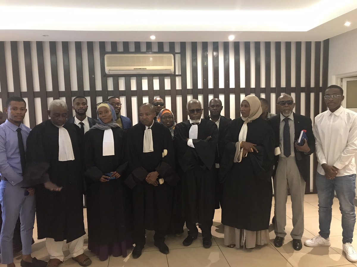 🔴Le Doyen d’âge du corps des Avocats Maître Elaniou a mit fin sa profession d’avocat.
Il est le 1er avocat comorien depuis 1972. Ancien président du comité Maore.
Il est le premier Comorien qui a plaider aux conseils des sécurités des Nations Unis.