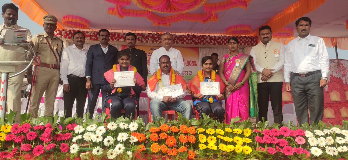 MurarjiIndi's tweet photo. ಇಂಡಿ ವಿಧಾನಸಭಾ ಕ್ಷೇತ್ರದ ಮಾನ್ಯ ಶಾಸಕರು ಹಾಗೂ ತಾಲೂಕಾ ಮಟ್ಟದ ಆಡಳಿತದ ಅಧಿಕಾರಿಗಳಿಂದ ರಾಜ್ಯ ಮಟ್ಟದ ಕುಸ್ತಿ ಪಂದ್ಯಾವಳಿಯಲ್ಲಿ ಪ್ರಶಸ್ತಿ ಪಡೆದ ನಮ್ಮ ಶಾಲೆಯ ವಿದ್ಯಾರ್ಥಿನಿ ಕುಮಾರಿ ಸೀಮಾ ಬಿರಾದಾರ್ ವಿದ್ಯಾರ್ಥಿನಿಗೆ 74ರ ಗಣರಾಜ್ಯೋತ್ಸವದ ಸಮಯದಲ್ಲಿ ಸನ್ಮಾನ ಮಾಡಿ ಪ್ರಶಸ್ತಿ ಪತ್ರ ನೀಡಿದರು..
@DOMGOK 
@Captain_Mani72 https://t.co/mU1DZPAPOj