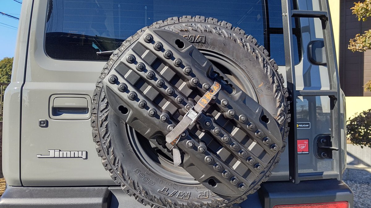 dentbranche4357's tweet photo. サンドラダーってクソ高いから敬遠してたけど、メルカリで¥6200でいい感じのを見つけたから早速装着してみた。スペアタイヤに背負ってもルーフラックでもどちらも良い感じ。

#サンドラダー
#ローラーカム
#rollercam https://t.co/HIit6TxkVn