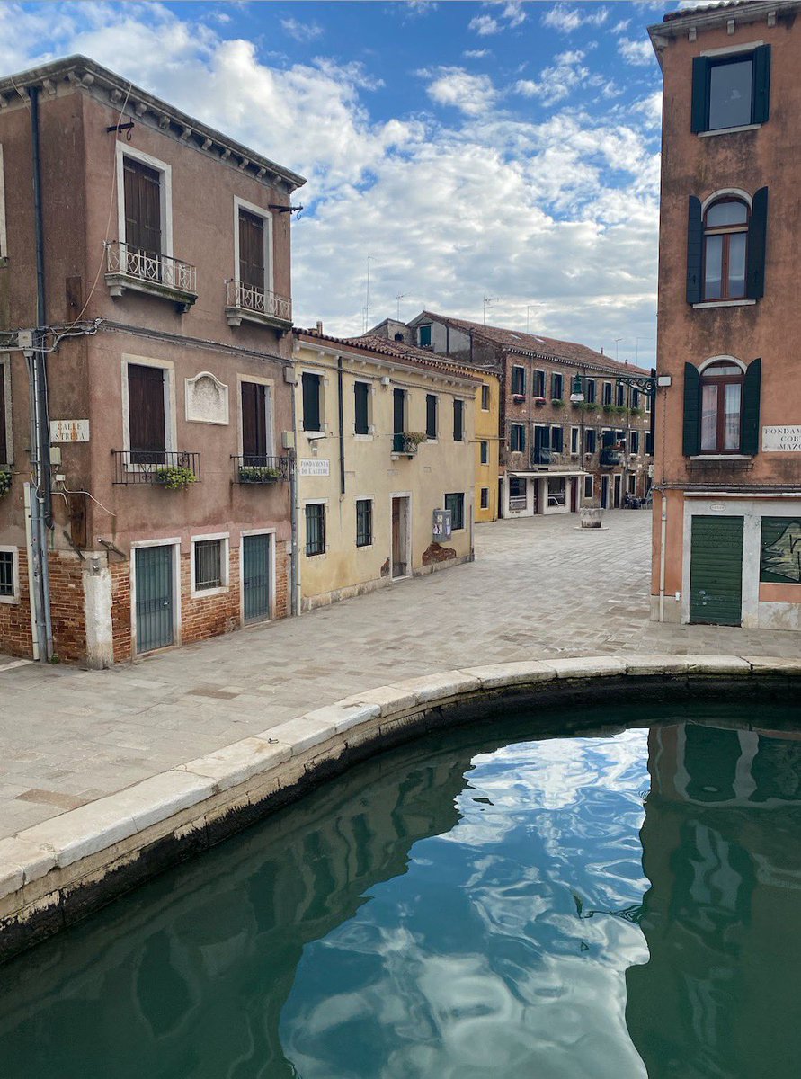 🌤 «Troppa gente si occupa dei sensi unici e dei sensi vietati, senza mai mettersi in cammino» (Alfred Edward Perlman). Buona domenica, amici!

#29gennaio