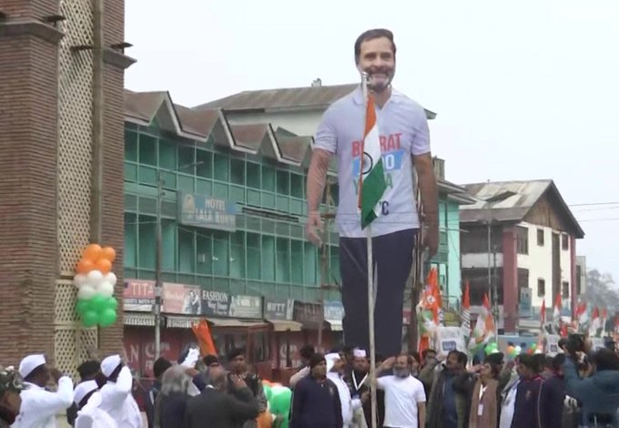 SupriyaSarkaar's tweet photo. तिरंगे से ऊंचा राहुल गांधी का होर्डिंग
इसका मतलब भारत जोड़ो यात्रा सफल, 7 सितंबर से यही तो बात चल रही थी राहुल गांधी लाल चौक पर तिरंगा फहरायेंगे, यात्रा में कई रूकवटें भी आई लेकिन राहुल ने तिरंगा फहरा दिया
#LalChowkPeTiranga #BharatJodaYatra #lalchawk https://t.co/IH2ba2Q4uv