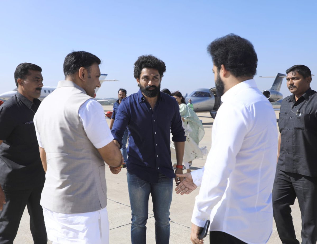 DrSudhakar_'s tweet photo. ಬೆಂಗಳೂರಿನಲ್ಲಿ ಚಿಕಿತ್ಸೆ ಪಡೆಯುತ್ತಿರುವ ಖ್ಯಾತ ನಟರಾದ ಶ್ರೀ ನಂದಮೂರಿ ತಾರಕ ರತ್ನ ಅವರನ್ನು ಕಾಣಲು ಕುಟುಂಬ ಸಮೇತ ಆಗಮಿಸಿರುವ ಅವರ ಸಹೋದರ ಸಂಬಂಧಿ ಖ್ಯಾತ ನಟರಾದ ಶ್ರೀ @tarak9999 ಅವರನ್ನು ಬೆಂಗಳೂರಿನಲ್ಲಿ ಬರಮಾಡಿಕೊಳ್ಳಲಾಯಿತು.

ಶ್ರೀ ನಂದಮೂರಿ ತಾರಕ ರತ್ನ ಅವರು ಶೀಘ್ರ ಗುಣಮುಖರಾಗಲೆಂದು ಆ ಭಗವಂತನಲ್ಲಿ ಪ್ರಾರ್ಥಿಸುತ್ತೇನೆ. https://t.co/mQJQjkF3Dz