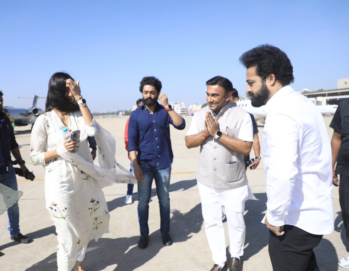 DrSudhakar_'s tweet photo. ಬೆಂಗಳೂರಿನಲ್ಲಿ ಚಿಕಿತ್ಸೆ ಪಡೆಯುತ್ತಿರುವ ಖ್ಯಾತ ನಟರಾದ ಶ್ರೀ ನಂದಮೂರಿ ತಾರಕ ರತ್ನ ಅವರನ್ನು ಕಾಣಲು ಕುಟುಂಬ ಸಮೇತ ಆಗಮಿಸಿರುವ ಅವರ ಸಹೋದರ ಸಂಬಂಧಿ ಖ್ಯಾತ ನಟರಾದ ಶ್ರೀ @tarak9999 ಅವರನ್ನು ಬೆಂಗಳೂರಿನಲ್ಲಿ ಬರಮಾಡಿಕೊಳ್ಳಲಾಯಿತು.

ಶ್ರೀ ನಂದಮೂರಿ ತಾರಕ ರತ್ನ ಅವರು ಶೀಘ್ರ ಗುಣಮುಖರಾಗಲೆಂದು ಆ ಭಗವಂತನಲ್ಲಿ ಪ್ರಾರ್ಥಿಸುತ್ತೇನೆ. https://t.co/mQJQjkF3Dz