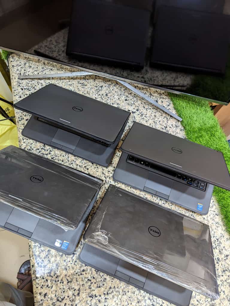 SamsonCLinus's tweet photo. Full Specification
Dell 3340 Price 100k
Intel i5
4gb ram
500 HDD
OS Windows 10
Original 🔌
FHD display
RT &amp; 💙

Available at Unique Gadgets KD and free nation wide delivery call DM 07065699559
#ansu #xavi #Dembele #tech #coding #graphics #pc #programing #kdpc #HereWeGo #fearwomen https://t.co/ZhkVuzqS6E