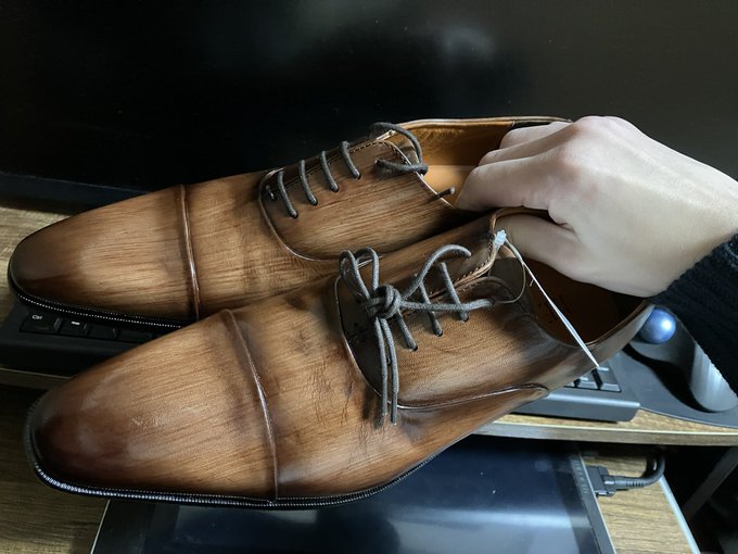 木の皮で作ったみてーな革靴買った‼️ 