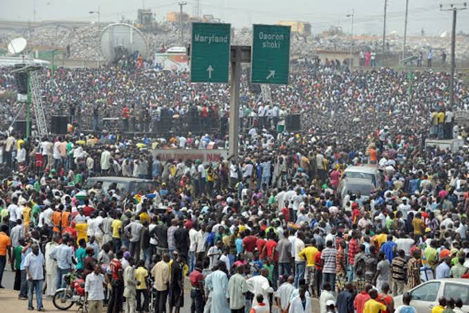 Elkrosmediahub's tweet photo. Let’s throw it back a little to that Monday, the 2nd of January, 2012 that Nigerians took upon the streets of Ojota with a protest against the increment of fuel from N65/litre.
Today, Nigerians patiently queue to buy at N185 and very much above nationwide.

Good times! 😊😊😊 https://t.co/TRIqI5duWH