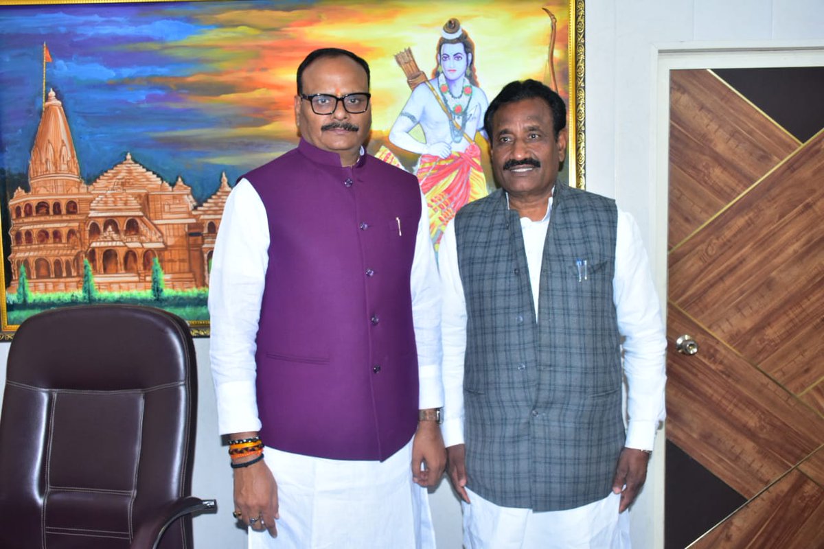 brajeshpathakup's tweet photo. आज आवास पर पूर्व विधायक, भदोही श���री रवींद्र नाथ त्रिपाठी जी से भेंटकर कुशलक्षेम जाना एवं जनहित के विभिन्न महत्वपूर्ण विषयों पर व्यापक चर्चा हुई।
@Ravindranathbjp https://t.co/FH6yxtChai