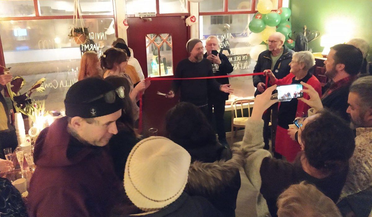 VVaxjo's tweet photo. Så fantastiskt fin invigning vi har med spelning av Vanilla Cowboys och bandklippning av ordförande Kristian! Tack alla underbara människor som hjälpte oss att öppna Bäckgatan 14 ✌🏼🚩❤ https://t.co/SnqEdp0Vo6