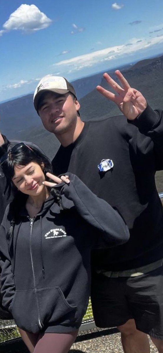 DiE4OMENS's tweet image. What’s with the 3 fingers 😭