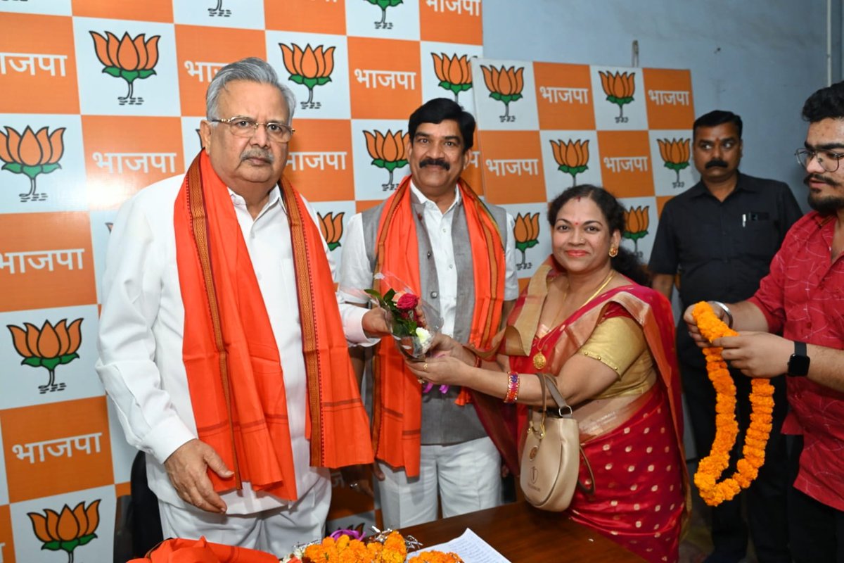 सतनामी समाज के सर्वोच्च गुरु पूज्य आसमदास जी, प्रदेश कार्यसमिति सदस्य भाजपा के नेतृत्व में बलौदाबाजार कॉलेज के प्रो.श्री ब्रह्मानंद मारकंडे जी के साथ बलौदाबाजार भाठापारा जिले के 50 लोग प्रधानमंत्री श्री <a href="/narendramodi/">Narendra Modi</a> जी की विकास नीति से प्रेरित होकर <a href="/BJP4CGState/">BJP Chhattisgarh</a> में शामिल हुए।