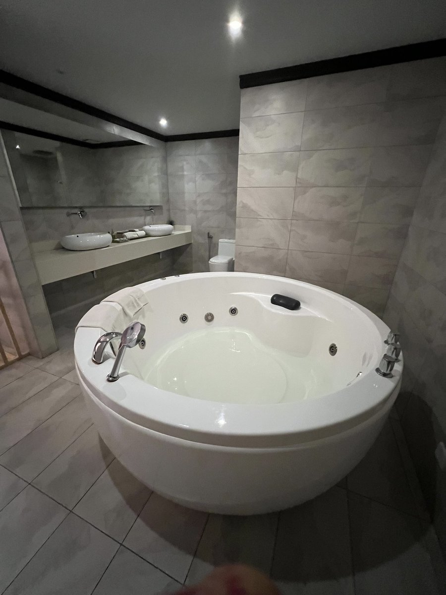 qtpieee's tweet photo. Dekat langkawi i cari boutique hotel but yang paling mahal satu malam RM546, puas hati sebab dapat jacuzzi and ada coffee maker, pool pun turun tangga je ✨ https://t.co/n9mous0flS