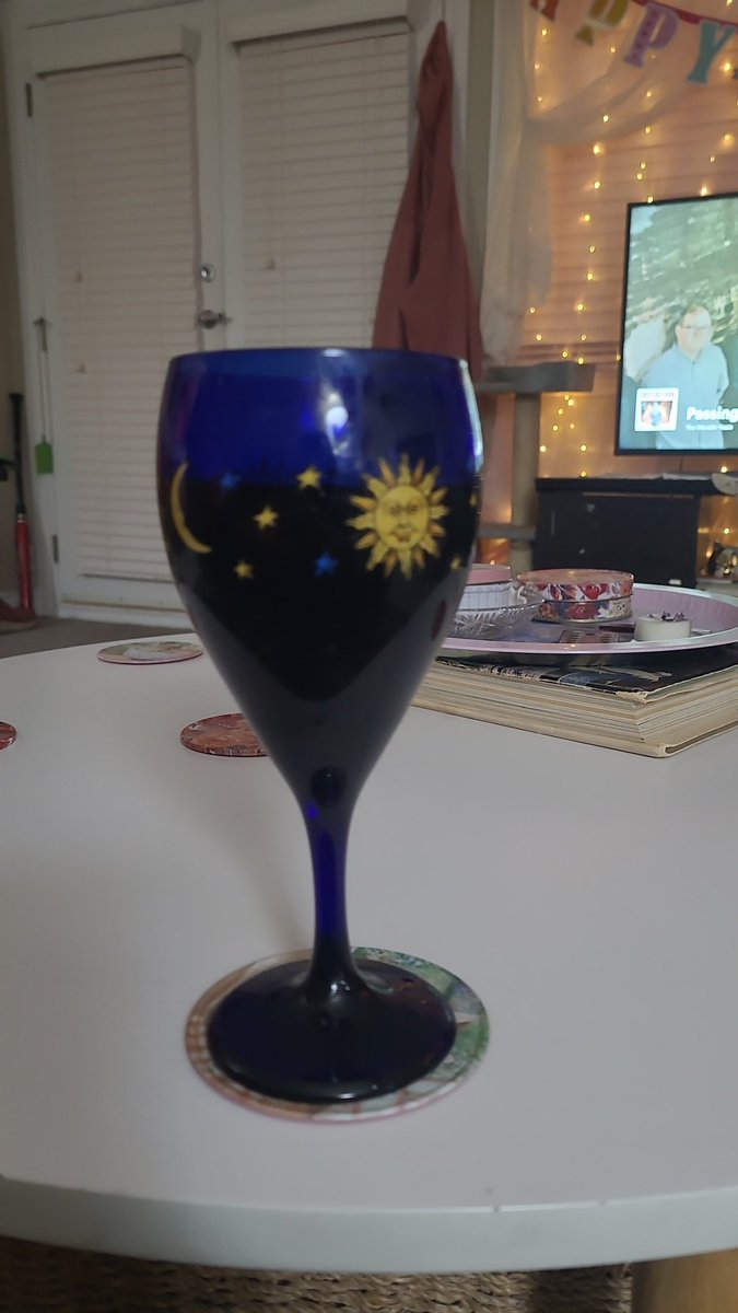 Sh0resinflames's tweet photo. @buhjork has a set of 4 of these glasses and I will search forever till I find my own set https://t.co/S0dH9itooE