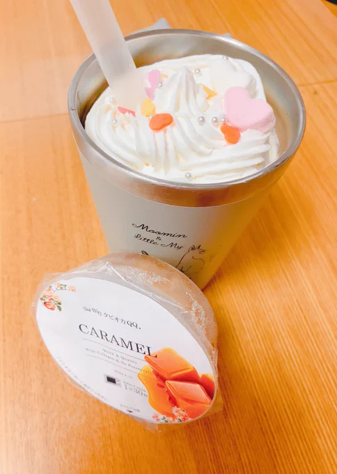 不調続きで報告がだいぶ遅くなったけど私がタピオカ店で一番好きなティーウェイ( )さんのタピオカQQキャラメル味が当たりました〜紅茶と牛乳で割ってホイップとアザランとマシュマロ乗せました…幸せだ(ガラスのコップがなかったからタピオカが映らなかったのが残念!!) 