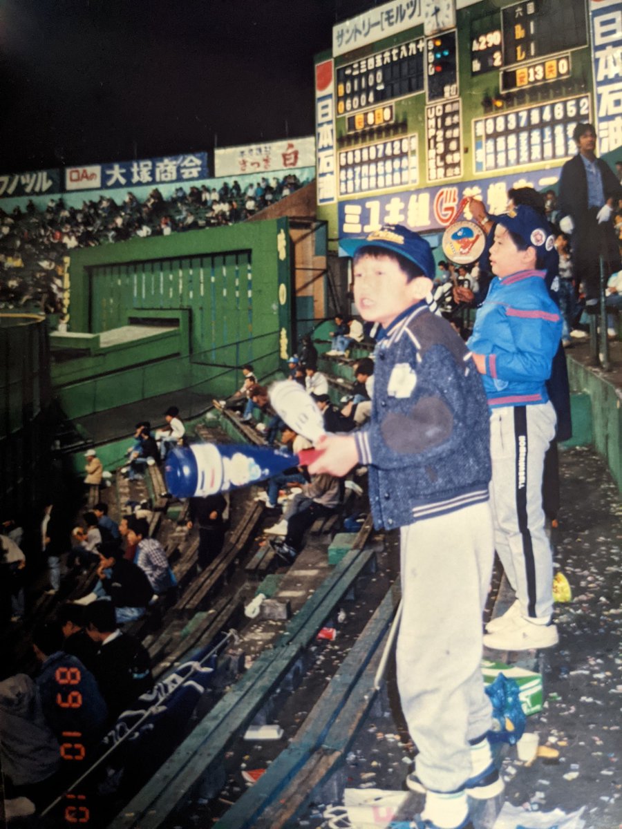 nao0822machida's tweet photo. 僕がロッテの応援が好きになった理由は小さい頃おじいちゃんの影響で川崎球場にいき、内野で応援してました。
内野応援団さんの迫力ある応援に一目惚れそしてファンクラブにはいり初芝選手との写真撮影そこから初芝さんが大好きになりました!外野は1985年からで外野の迫力に心揺さぶりました! https://t.co/s3ztxc3lPy