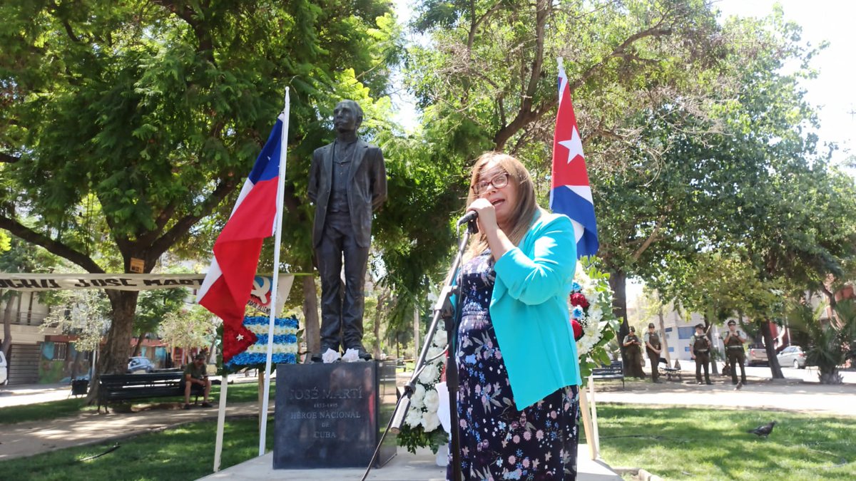 #JoséMartí 🇨🇺 es ejemplo de lucha!
A 170 años de su natalicio este sábado 28 se le rindió homenaje frente al monumento en Santiago de 🇨🇱 para honrar su vida y su obra de poeta, maestro, filósofo, político y revolucionario. 
'Patria es Humanidad',este es el camino!
#FinAlBloqueo