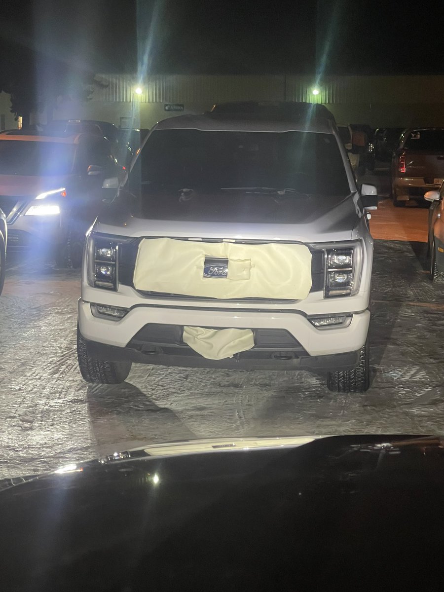 RyanMartin61's tweet photo. Leaving the hockey rink and nothing says I gotta $70k F150 like a home made winter front 😂 https://t.co/FHpBclok2I