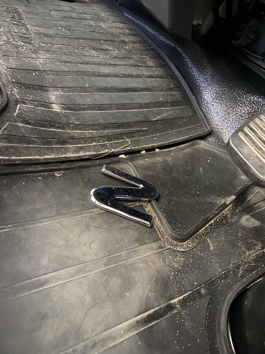 NS_Okintama's tweet image. #車弄り
#トラック
#バックカメラ取付け
いすゞさん…
マットの奥底からIsuzuの『z』が出てきたんだけどどういう事？？( ；´Д｀)笑