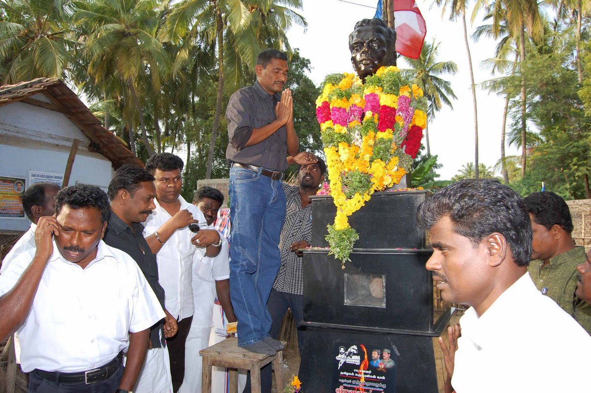poomaa_Official's tweet image. வீரவணக்க நாள்:
“என் சாவை அண்ணன் பிரபாகரனிடமும் , அண்ணன் திருமாவளவனிடமும் தெரிவியுங்கள்”

தன் உடலுக்கு நெருப்பு வைத்துக்கொண்டு ,தமிழீழ விடுதலை நெருப்பை தமிழ்நாடெங்குங்கும் பற்ற வைத்த தன்மானத் தமிழ்ப்புலி முத்துகுமாருக்கு எமது வீரவணக்கம்.
🙏
#MuthuKumar #Tamilealam