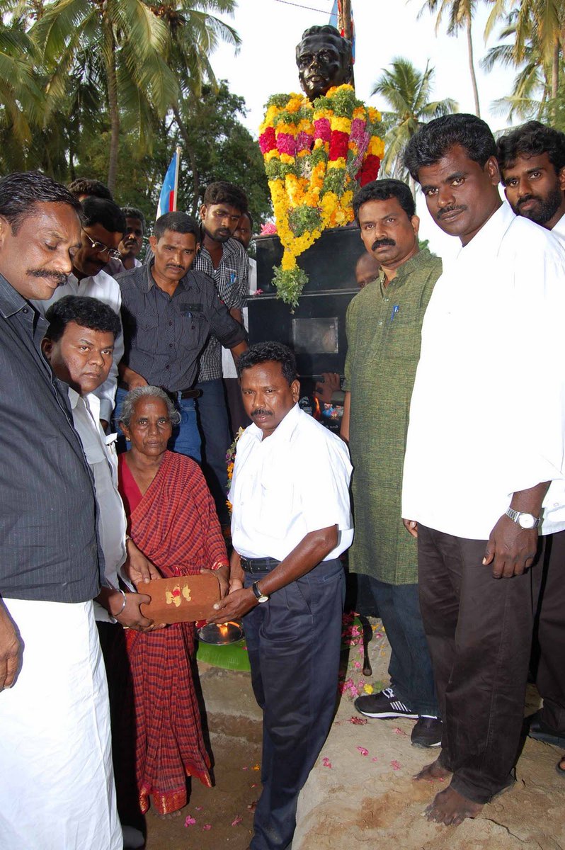 poomaa_Official's tweet image. வீரவணக்க நாள்:
“என் சாவை அண்ணன் பிரபாகரனிடமும் , அண்ணன் திருமாவளவனிடமும் தெரிவியுங்கள்”

தன் உடலுக்கு நெருப்பு வைத்துக்கொண்டு ,தமிழீழ விடுதலை நெருப்பை தமிழ்நாடெங்குங்கும் பற்ற வைத்த தன்மானத் தமிழ்ப்புலி முத்துகுமாருக்கு எமது வீரவணக்கம்.
🙏
#MuthuKumar #Tamilealam
