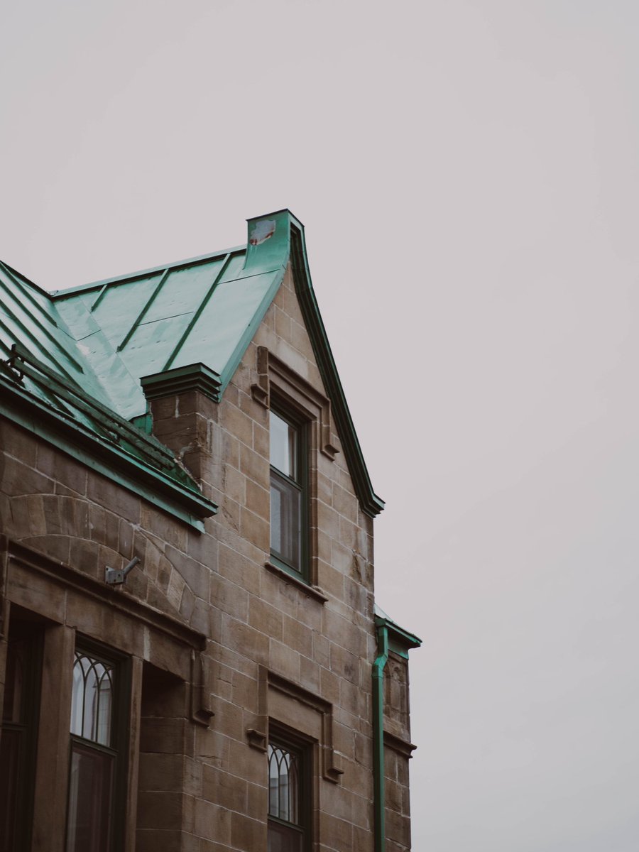 Quebec City houses are historical 🏡 

#quebec #quebeccity #quebecphotography #quebecphoto #travel #travelcanada #canada #canadaphotographer #sony #sonyalpha #tamron #tamron2875 #cityscape #architecture #cityphotography #chintofunkarian #History #Window #Town #Building #Outdoors