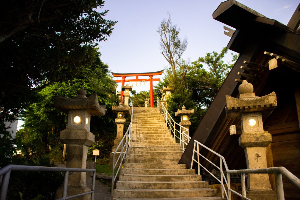 YaasiinOozeer's tweet photo. Zenful sunset at the Oki-Gu shrine in Ounoyama Park, Naha, Okinawa. 
#okinawa #naha #ryukyu #japan #shrine #torii #karate #nahate #sunset #nikon https://t.co/7AeTSMJlC6