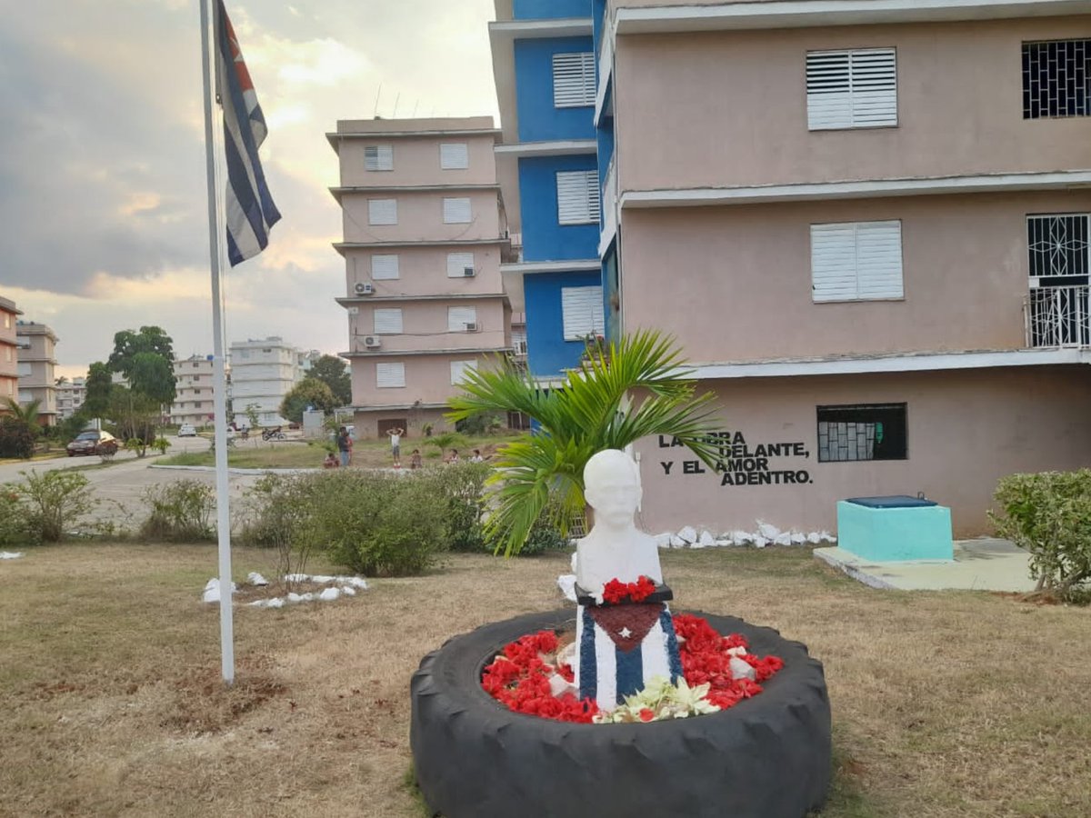Hace un año nuestros niños ayudaban a la instalación del busto de Martí en nuestra Comunidad, hoy son los responsables de mantenerlo cuidado y lleno de flores. #MartiVive #170Aniversario