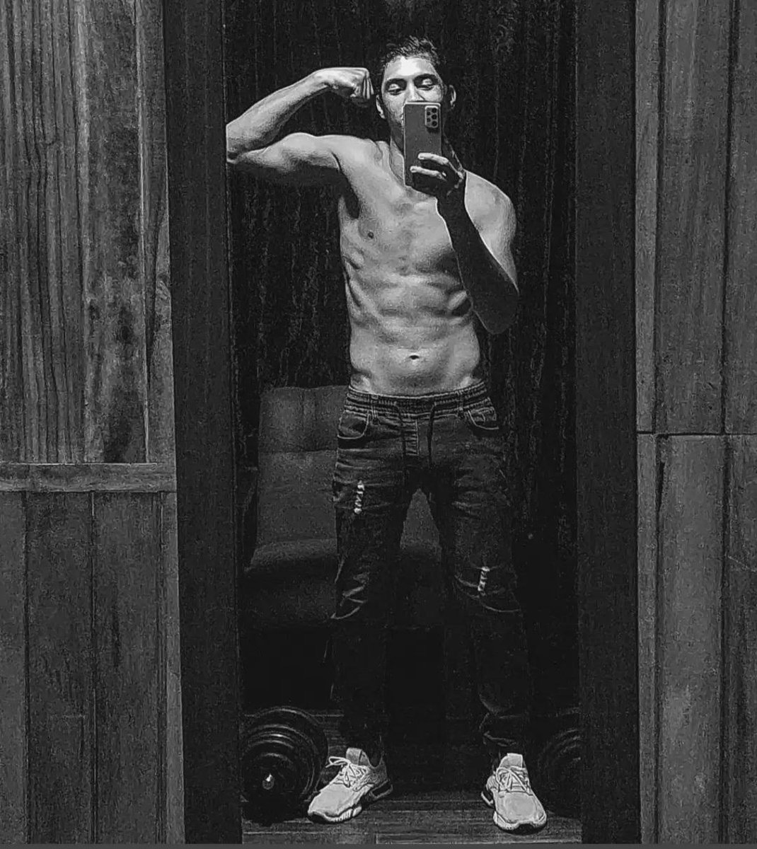 Jhosh23941024's tweet photo. B/W https://t.co/UNt0xZJ0qf