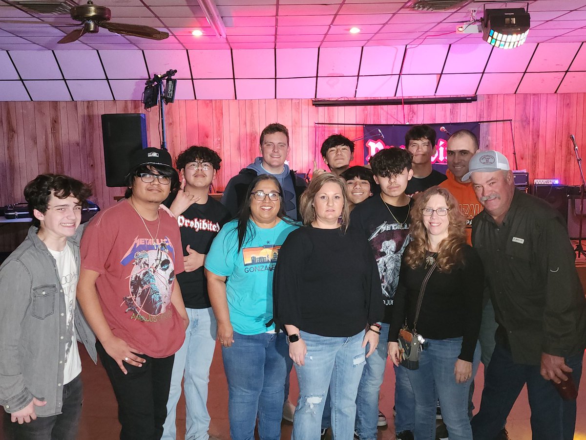 LBuesing's tweet photo. Gonzales HS teachers had to get a picture with these future rock stars. We can say we knew them when... https://t.co/AnRmJS7M2T