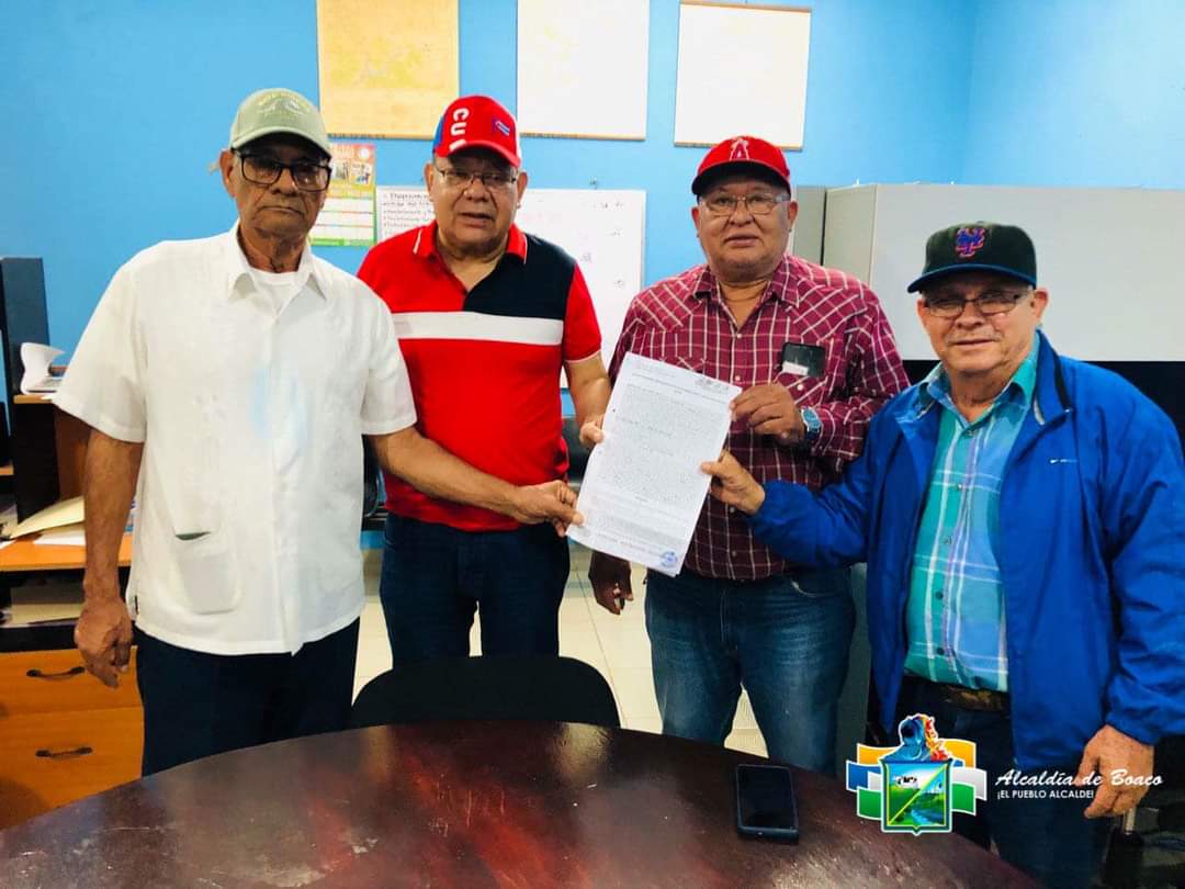 La alcaldía de Boaco a través de nuestro Vicealcalde Emigdio Sequeira realiza firma de convenio con la junta directiva de los productores. Esto facilita el desarrollo administrativo y logística para que el equipo participe en el campeonato Germán Pomares Ordóñez (GPO). 🏟️⚾️