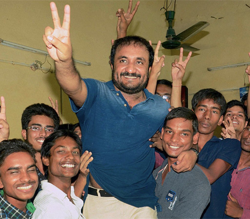 hamare bihar ke teacher Anand Kumar ji has helped many dreams come true by teaching maths to underprivileged students. I wish him congratulations on getting Padma Shree. gyan se bada koi daan nahi. we need more people like him....