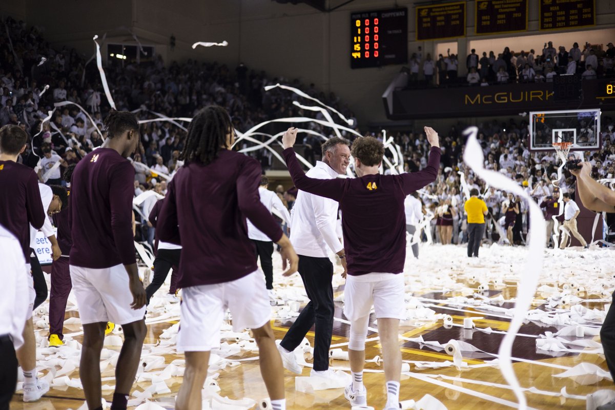 CMUMensBBall's tweet photo. 5,245 incredible fans,
homecoming of a CMU MBB legend
a 70-69 win
... and a whole lot of toilet paper.
To everyone involved in tonight's magic, thank YOU!
#FireUpChipsπ₯β¬οΈπ | #TPTossπ₯β¬οΈπ§» https://t.co/INwE5Tsuq1
