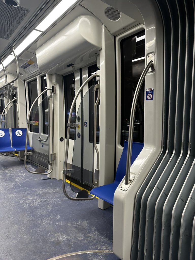 nathan_bakken's tweet image. Finally get a type 3, LRV 306, but oddly no overhead maps above the doors. #metrotransitmn