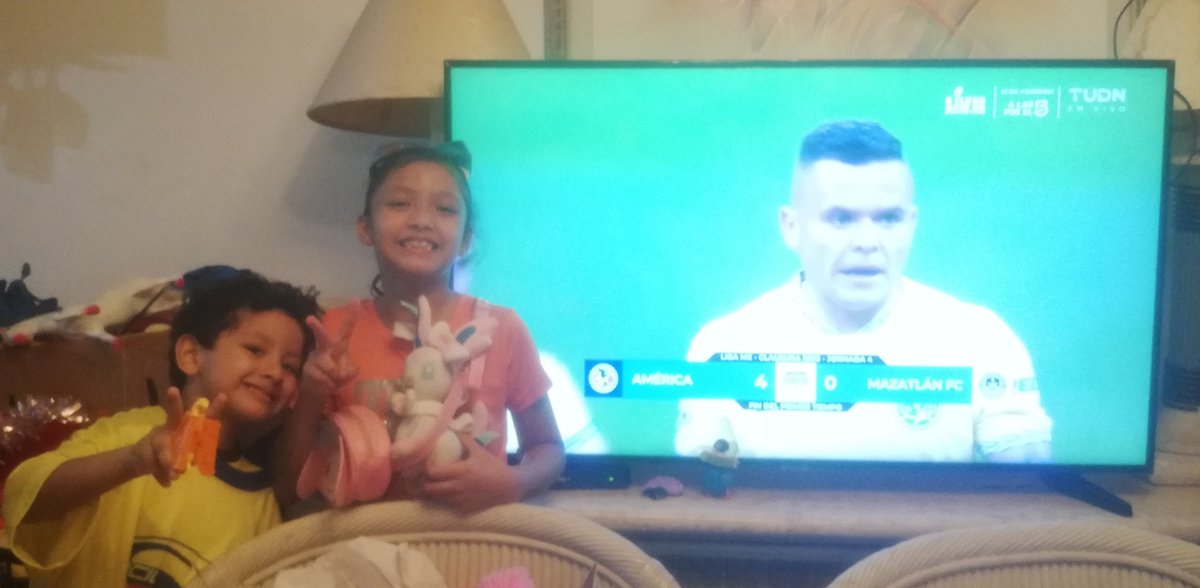 Daniel_DiazR's tweet photo. #sabadofutbolero⚽ mis hermosos hijos viendo a su @ClubAmerica  ganar ❤️ https://t.co/CMKIjOE461