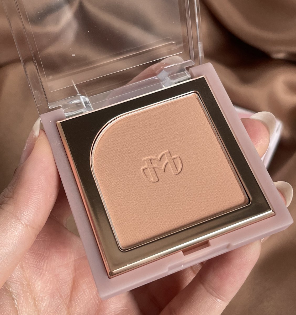 🍑🥕🧅 สีบลัช mude. น่ารักมาก โทนส้ม coral #06 tender beige เนื้อบลัชจะมีความแป้งๆนิดนึงอะ สีมีความนัวละมุนมากก ชอบบบบ  แต่ถ้าคนผิวสองสีประมาณโบ สีอาจจะไม่ได้เห็นชัดแบบคนผิวขาว อาจจะต้องปัดหลายรอบหน่อย แต่ออกมาละมุนจริง