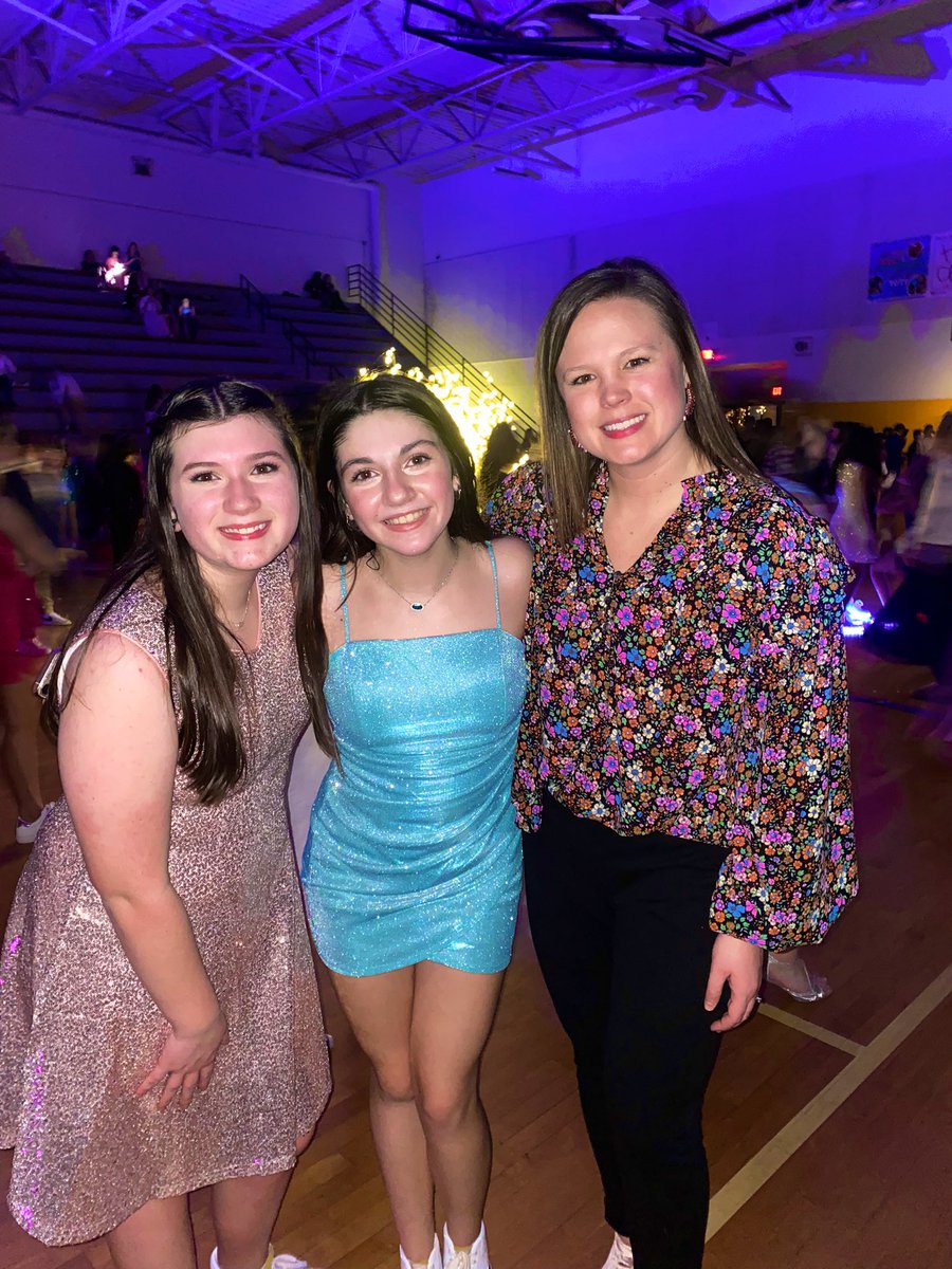 lauren_allinder's tweet photo. Being their teacher is an absolute joy! I’m so glad I was able to stop by our @TweetDCS_HMS dance tonight and see these sweet #AllindersAngels ! 🎉💃🏽 https://t.co/08pVdirauj