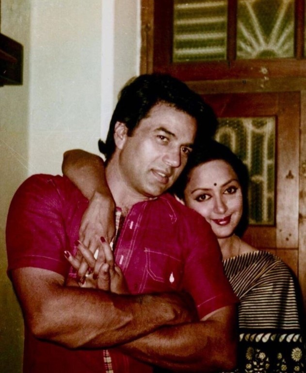 sowika71's tweet photo. #Dharmendra #HemaMalini
during the photosession for the magazine 'Super' (1978, Nov.)
#BollywoodFlashback
@aapkadharam @DreamgirlHhema 
#heman #dreamgirl #screencouples https://t.co/gnDtRpUutM