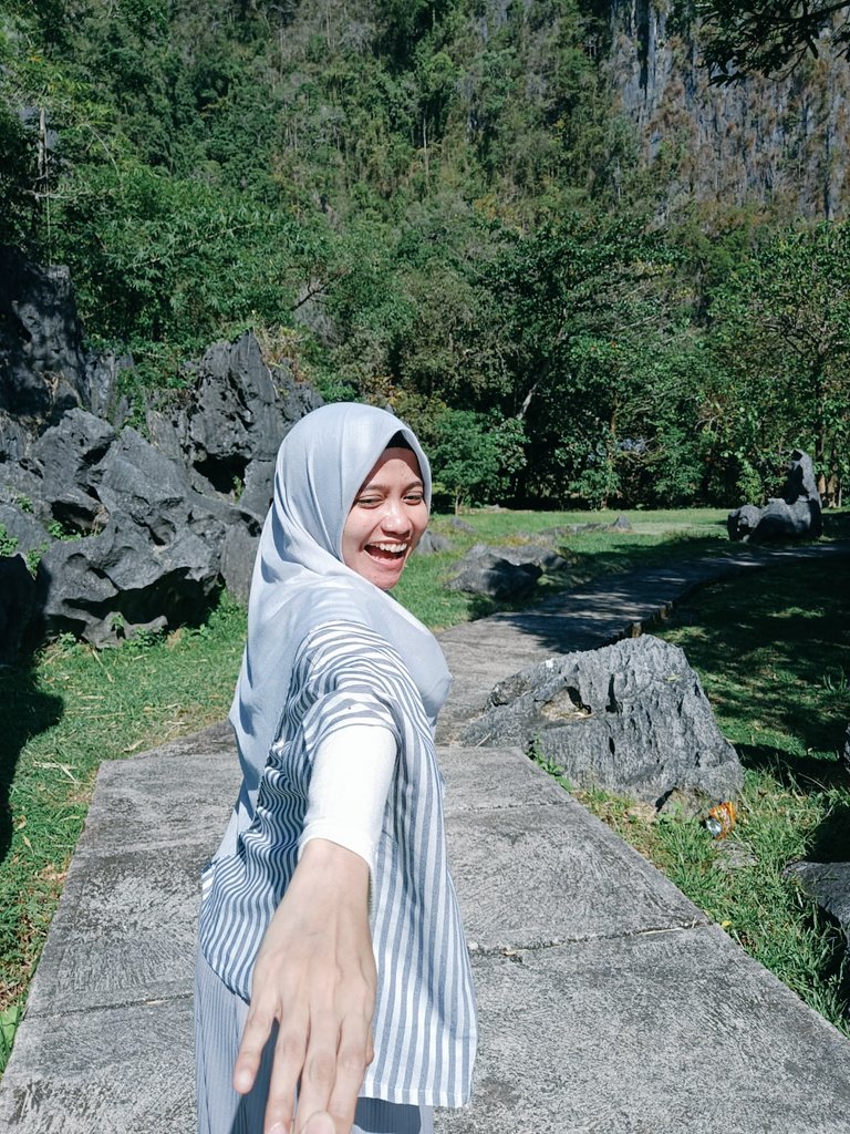 mellmil's tweet photo. @nurdiyansah Juli'22, pertama kalinya menginjakkan kaki di Pulau Sulawesi, tepatnya Sulsel. Kala itu mengunjungi wisata purbakala: Leang-Leang, Kab. Maros. Di sana terdapat lukisan babi rusa &amp; telapak tangan yg berusia sktr 5rb th. Sayangnya, selama di Sulsel blm sempat menjamah Tana Toraja. https://t.co/GZEAqHghU9
