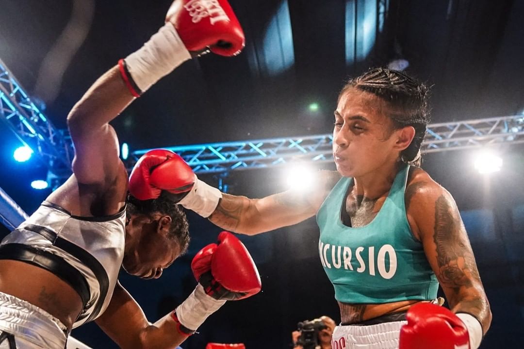 Jennifer "Hormiga" Meza se consagró como la nueva campeona fedelatin mínimo AMB al derrotar por la vía rápida en el cuarto asalto a la venezolana Johana Zuñiga.

Fotos: <a href="/BoxeoDePrimera/">Boxeo de Primera</a>
#boxeoargentino #boxeofemenino #boxeadorasargentinas