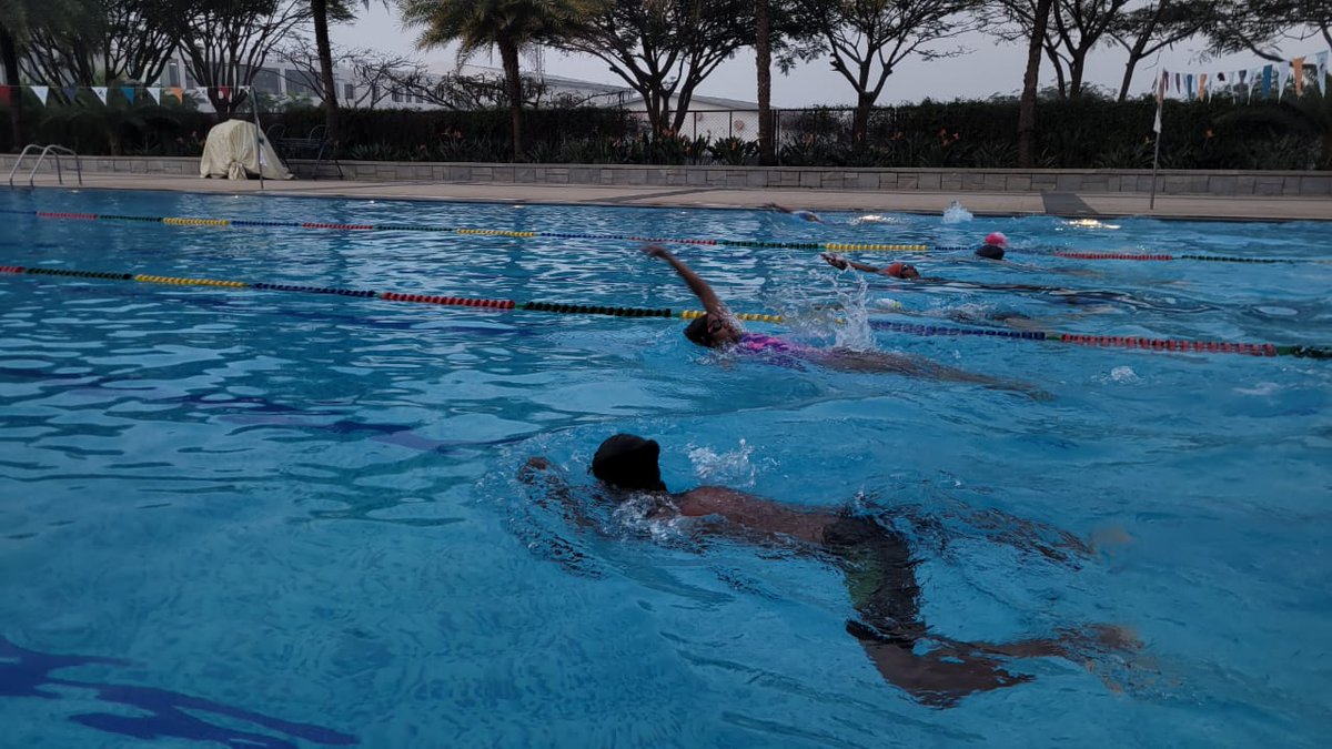 JohnWBrowne's tweet image. We&apos;re very lucky to have a heated swimming pool @Stonehill_SIS and our swimmers are making the most of it. For the last couple of weeks our middle and high school teams have been doing early morning practice sessions before school starting at 6:30am. #SISlearns