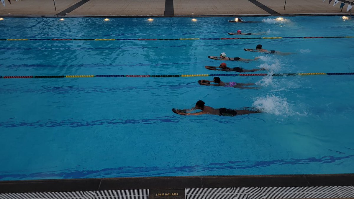 We're very lucky to have a heated swimming pool @Stonehill_SIS and our swimmers are making the most of it. For the last couple of weeks our middle and high school teams have been doing early morning practice sessions before school starting at 6:30am. #SISlearns