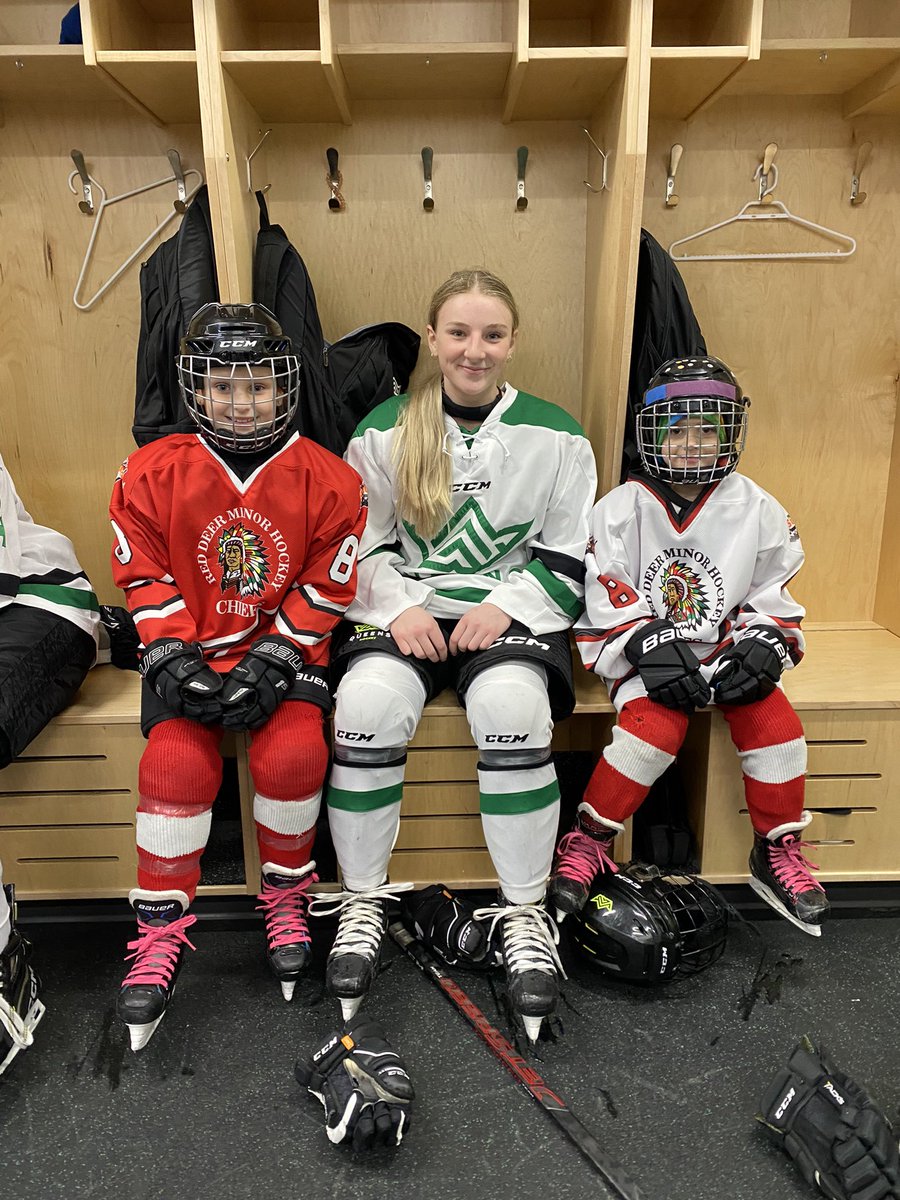 RDPQueensHockey's tweet photo. BIG THANK YOU to our 2 future Queens who came out tonight and flew our flags for O Canada. We hoped you enjoyed yourselves! ๐๐ #Community #FutureQueens https://t.co/oDKVMdUciA
